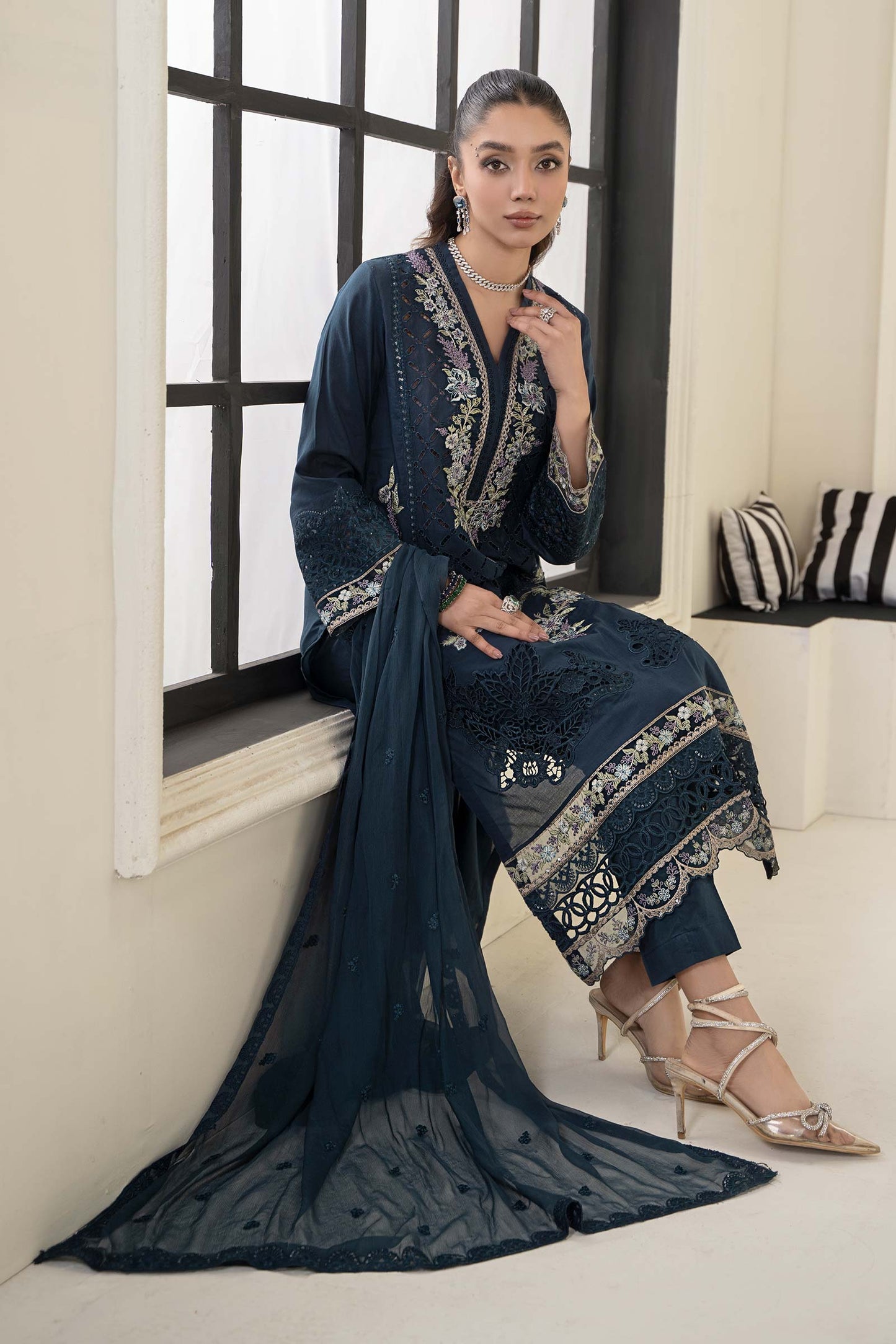 3 PIECE EMBROIDERED LAWN SUIT | DW-EF24-17