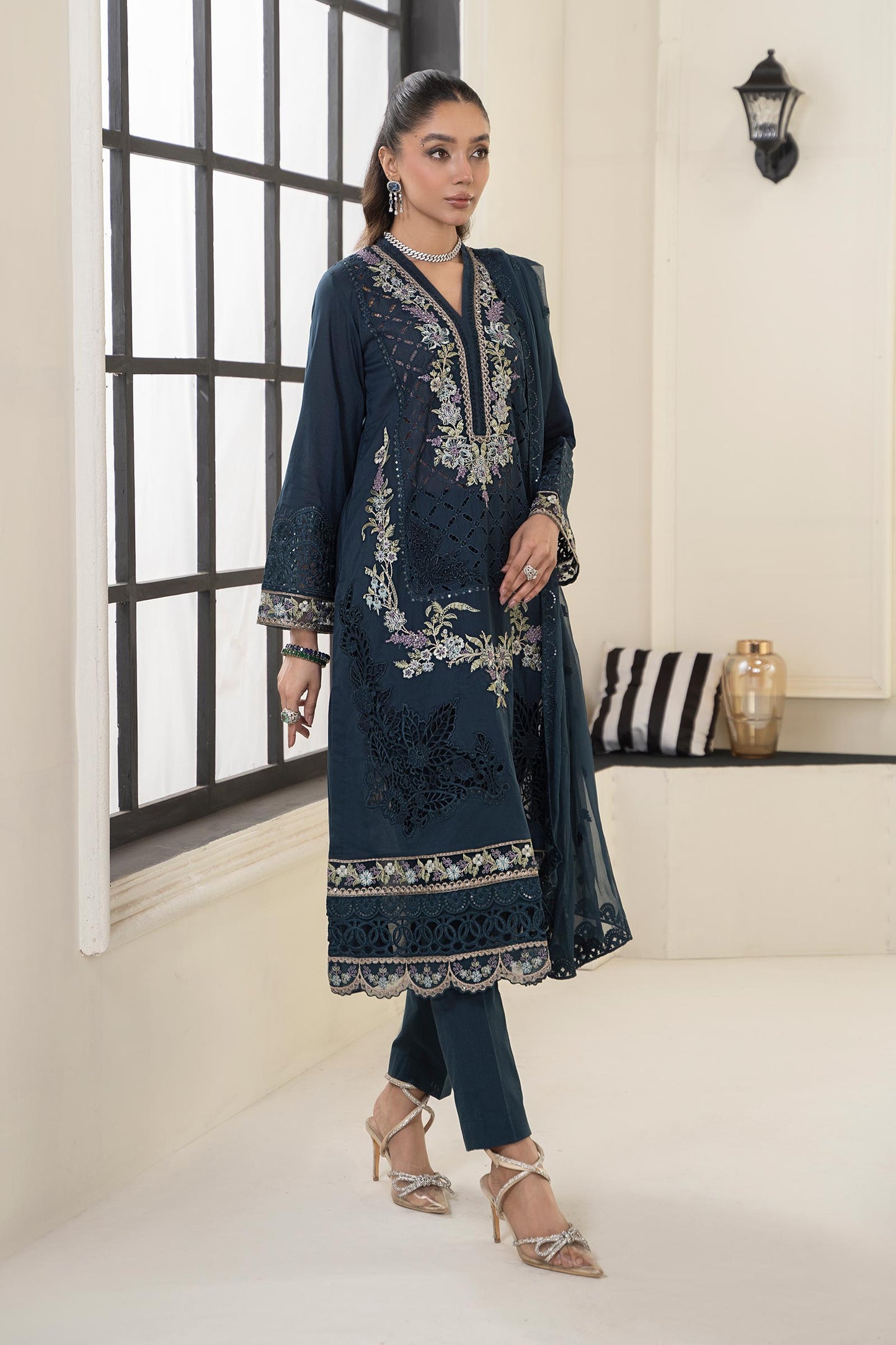 3 PIECE EMBROIDERED LAWN SUIT | DW-EF24-17