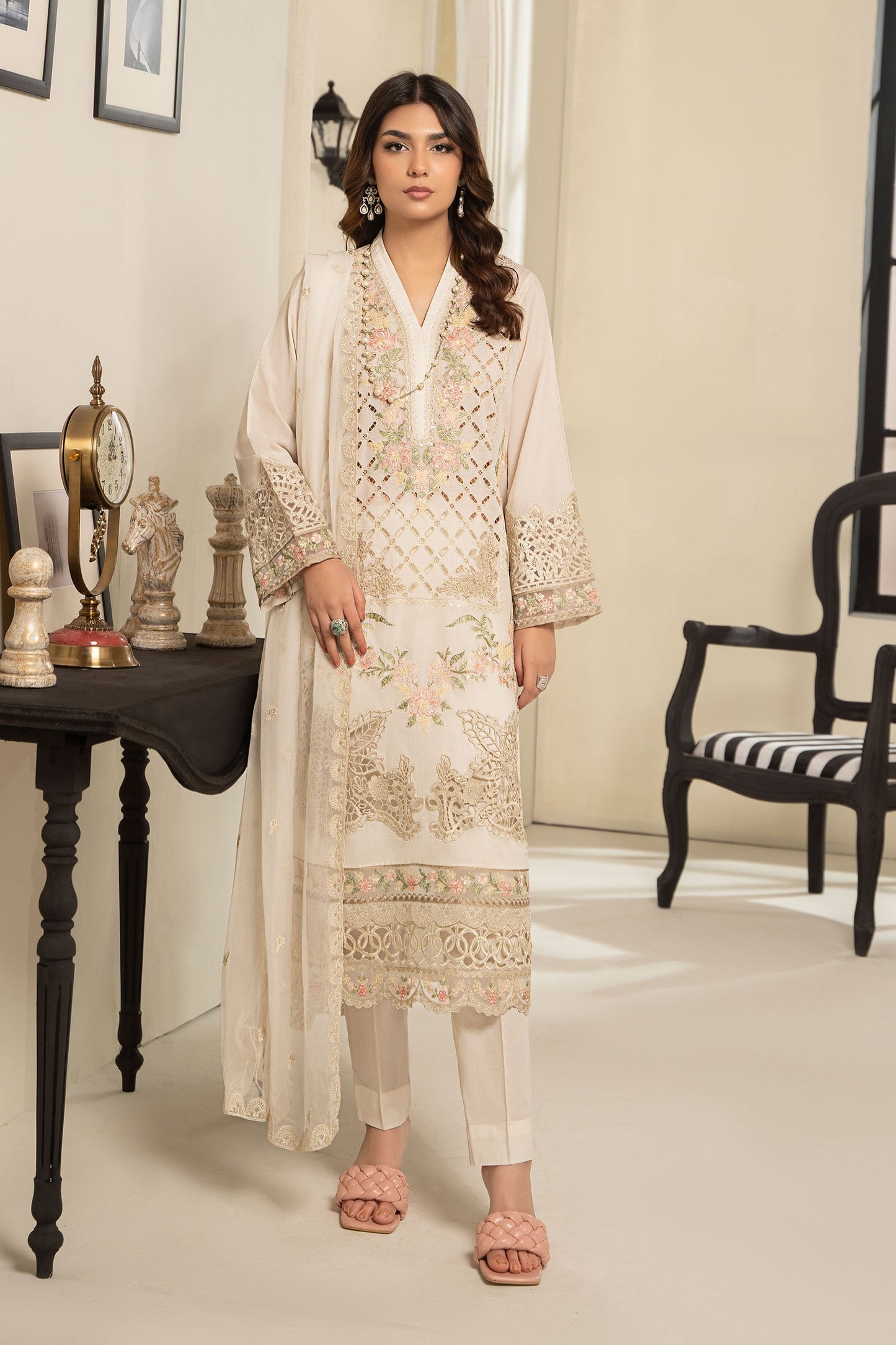 3 PIECE EMBROIDERED LAWN SUIT | DW-EF24-17